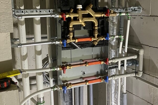 PROBÍHÁ MONTÁŽ INSTALACÍ