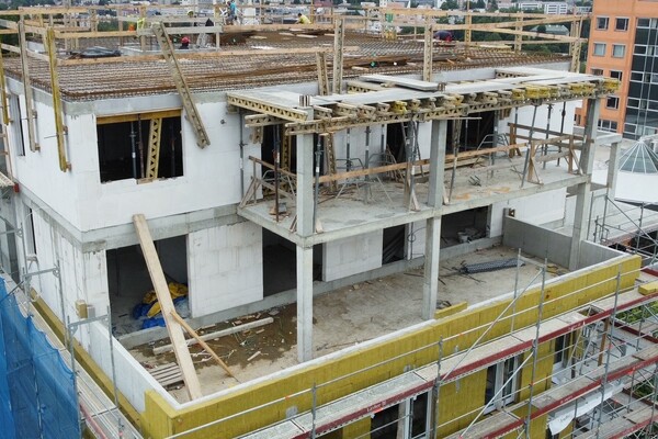 HRUBÁ STAVBA VĚŽE B DOKONČENA