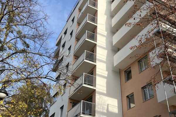 I VĚŽ B SE JIŽ ZAČÍNÁ ZBAVOVAT LEŠENÍ